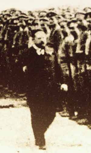 Е. И. Рапп перед строем солдат в Ля Куртин. Лето 1917 года.